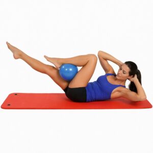 בחורה מתאמנת עם כדור אובר בול מקצועי