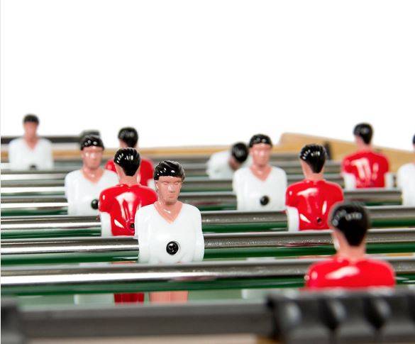 שולחן כדורגל מקצועי עם שחקנים באדום ולבן