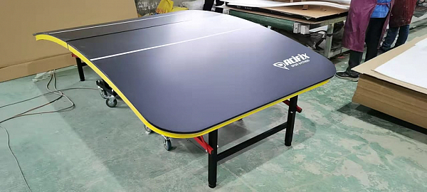 שולחן טניס רגל בצבע שחור וצהוב