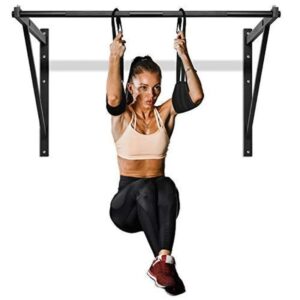 בחורה מתאמנת על שרוולי תלייה למתח AB Strap