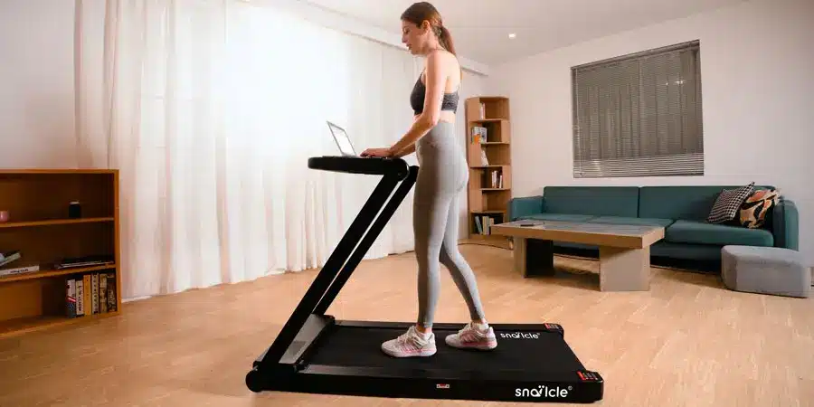 בחורה מתאמנת עם הליכון SNAILCLE TM2202