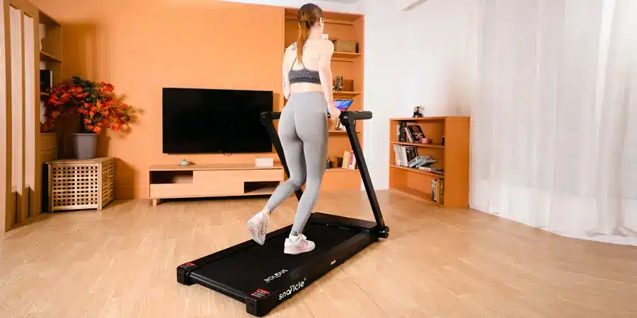 בחורה הולכת על הליכון SNAILCLE TM2202