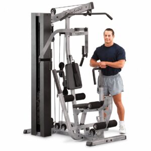 בחור עם מולטי טריינר מקצועי מבית BODY SOLID כולל 100 ק"ג משקולות