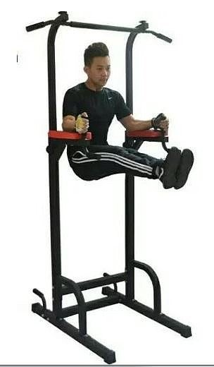 בחור מתאמן עם מכשיר כושר מתקן מתח מקבילים PACIFIX