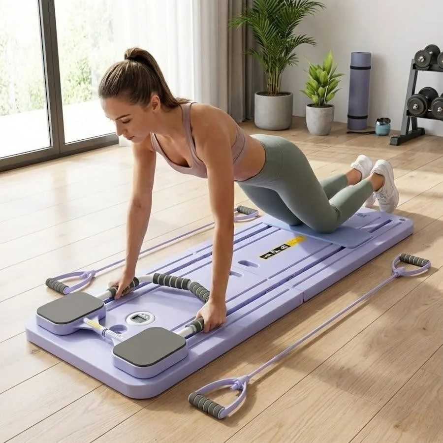 בחורה עם לוח פילאטיס Pilates Board