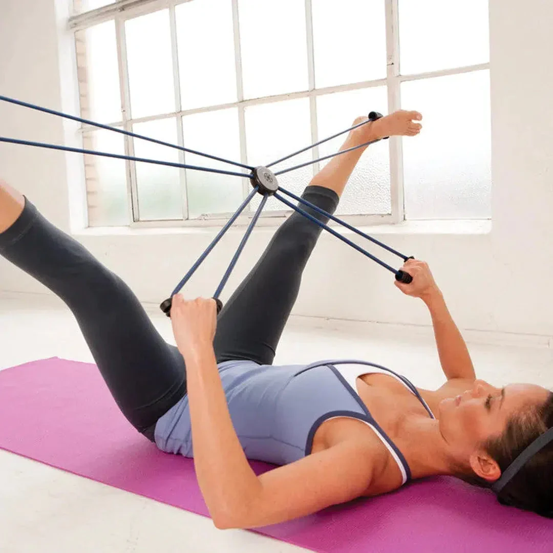 בחורה עם גומיית רפורמר בצורת X (פרח) Gaiam COREPLUS REFORMER