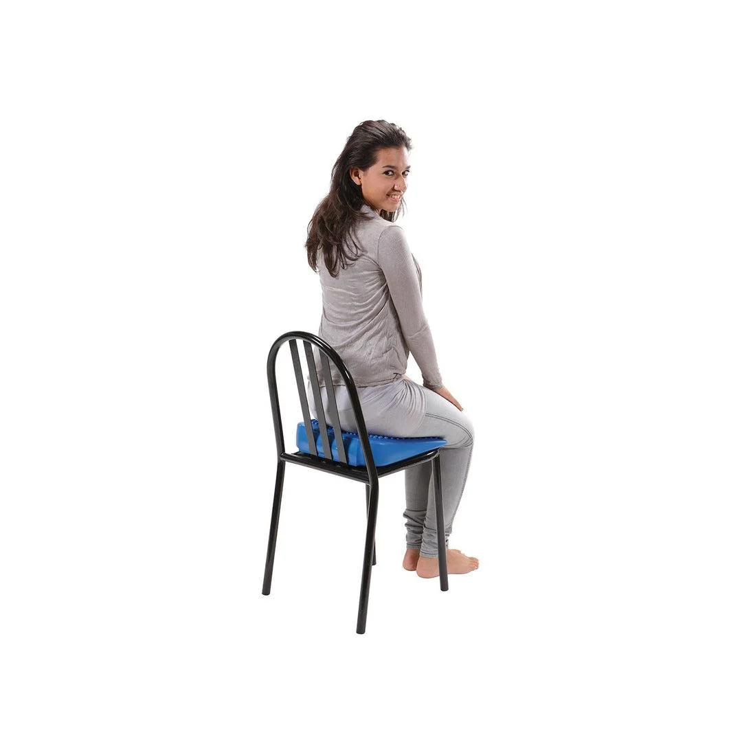 בחורה על כסא עם כרית ישיבה דינמית משולשת Gymnic Movin' Sit